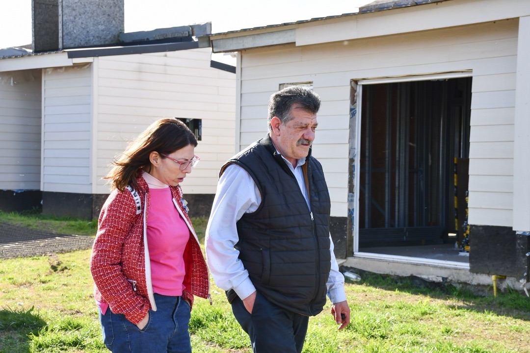 Barenghi y la ministra Batakis supervisaron el reinicio de las obras de las viviendas del barrio Fátima