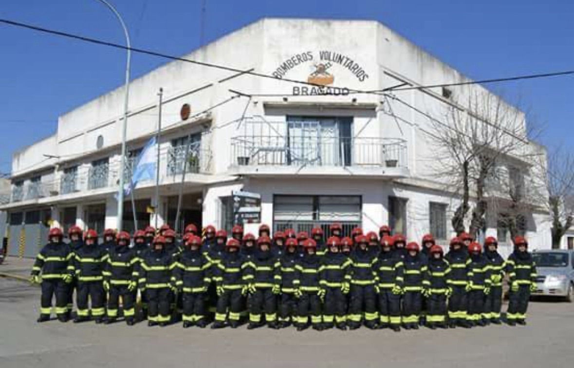 Bomberos de Bragado moderniza su flota con una autobomba belga, avanza en su centro de prácticas y anuncia capacitación sobre litio